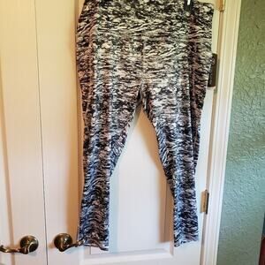 NEW DAISY Fuentes fit athletic leggings,‎ side pockets, size 3X